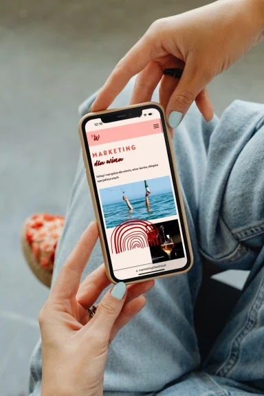 Telefon z otwartą stroną marketingdlawina.pl