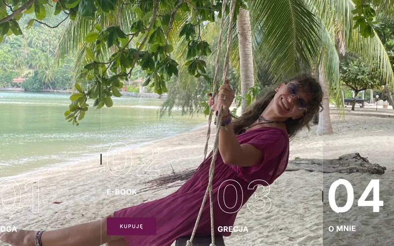Strona Feelingnet ze zdjęciem na huśtawce na plaży